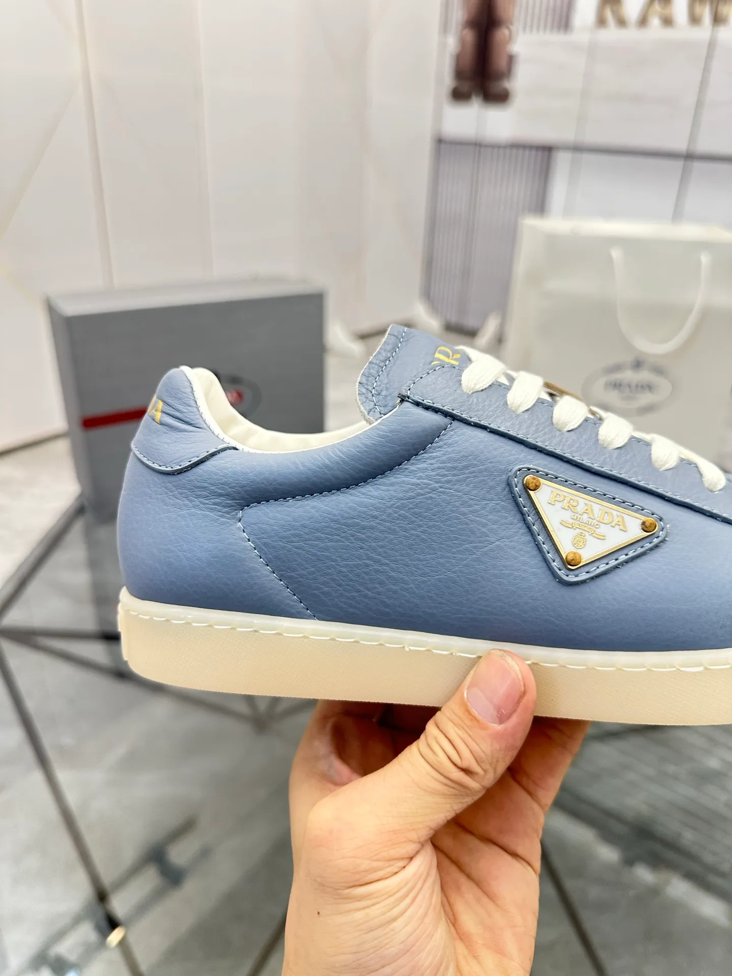 Men's shoes for sale 💰: 💰P540¥ High-end top quality Product trademark: Prada *"Prada*" low-top casual shoes Regular size: 38-45 (can be customized to 46) Product materials: imported first-layer cowhide for the upper, water-dyed cowhide lining, cowhide feet, original outsole. No.: 001
